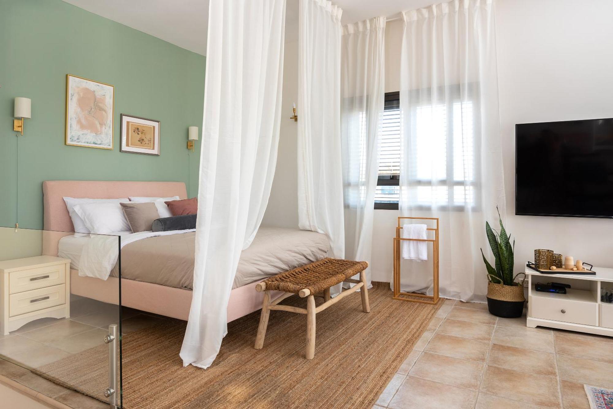 Bar-On Vacation Resort - Nature, Culture, Tours & Tastes Near Nahariyya - בר-און ריזורט, בתי מפונים , טבע, תרבות, סיורים וקולינריה Ben 'Ammi Rum bild